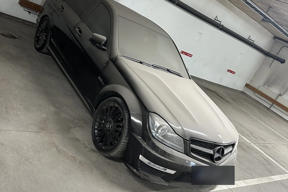 Mercedes C63 AMG med matt och smutsig lack, före behandling